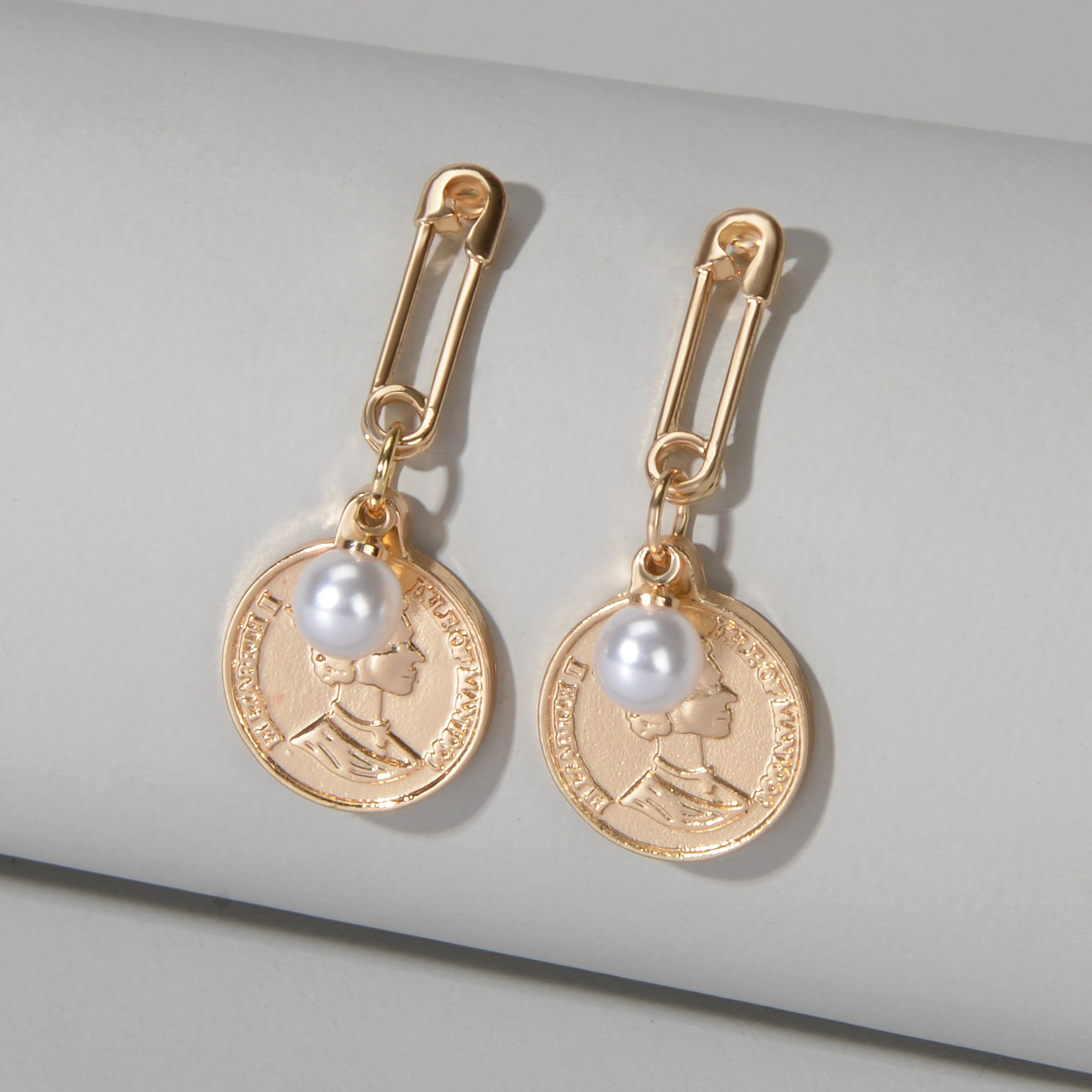 Classics Designer Jewellery Pearl Pin Shape Portrait Cion Charm Dangle Earrings